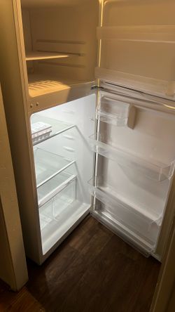 2026 Brand New, NeveElement ENR18TFGCW 28 inch Top Freezer Refrigerator with 17.6 cu. ft. Capacity, Glass Shelves, Crisper Drawers, Gallon Door Bins,