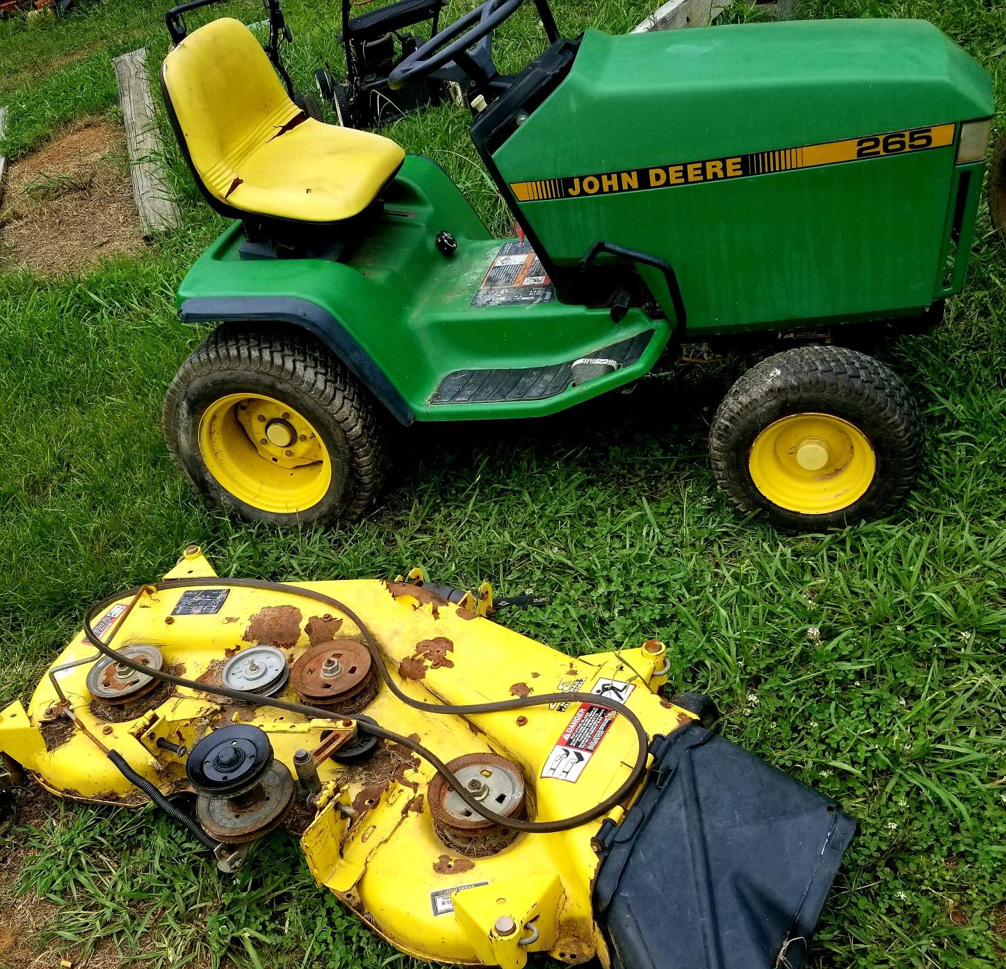 ♦ John Deere GT275 - 48' Deck - Kawasaki Engine - Hydro Trans