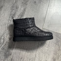 NEW BLACK GUESS BOOTS SIZE 6