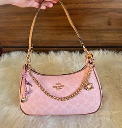 Beautiful pink handbags available! 💗🌸