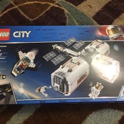 LEGO City Space Lunar Space Station 60227 (412 pieces)