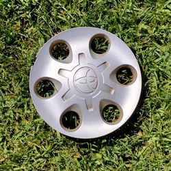 1 OEM TOYOTA CENTER CAP FOR ANY TUNDRA TACOMA OR 4RUNNER WHEELS I HAVE THE PICTURE OF THE WHEEL IN THE AD. I DO HAVE 2 MORE IF YOU NEED MORE THAN 1