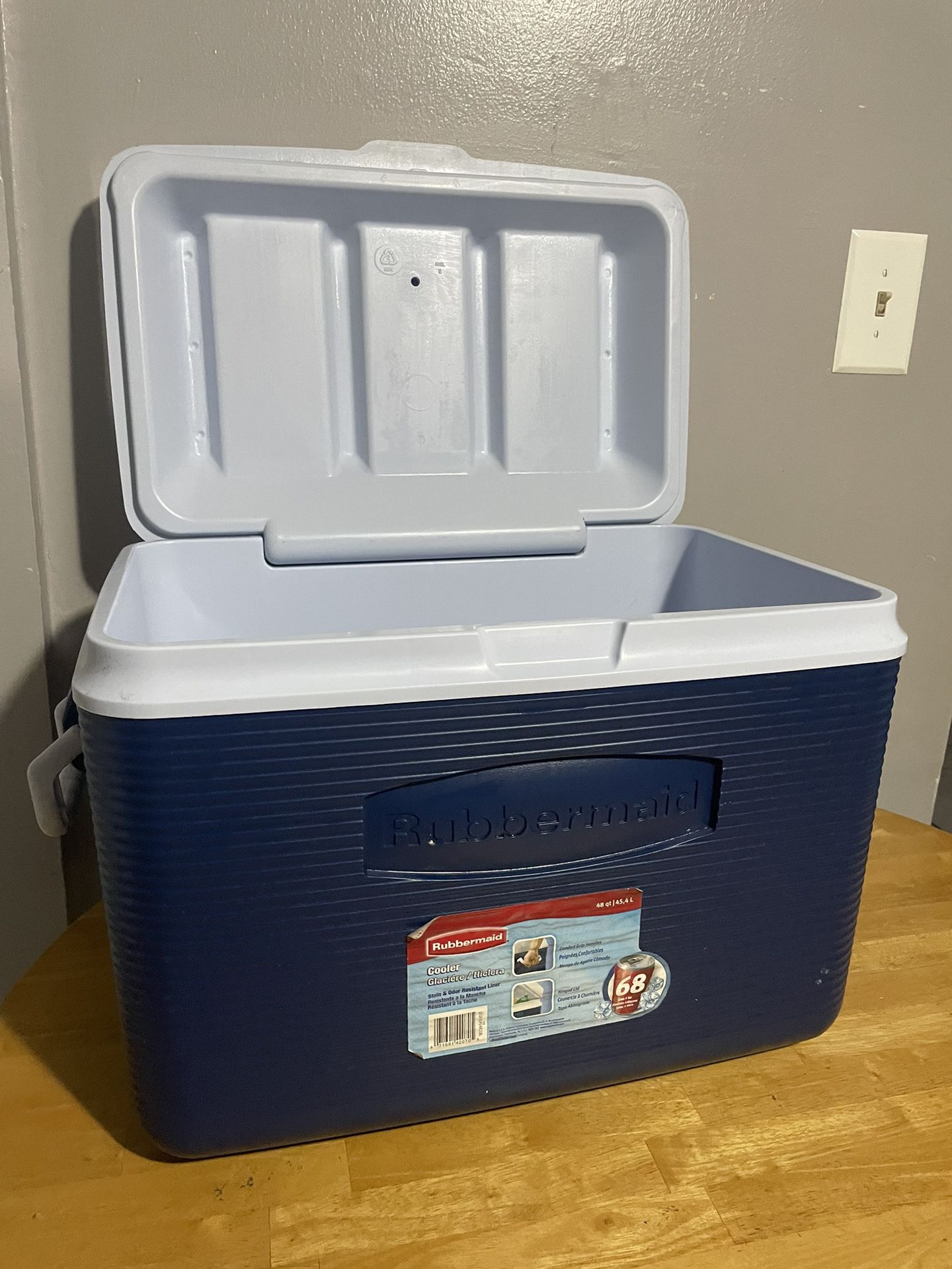 Rubbermaid Cooler 48qt 68 Cans + Ice 🧊 