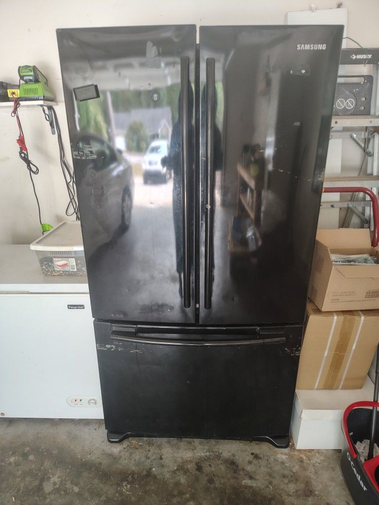 Samsung Refrigerator Works Good