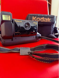 VINTAGE POLAROID CAMERA