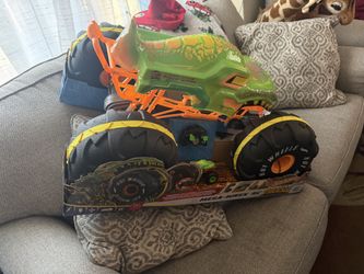Mattel Hot Wheels Monster Trucks RC Battery-Powered Mega-Wrex 1:6 Scale Vehicle