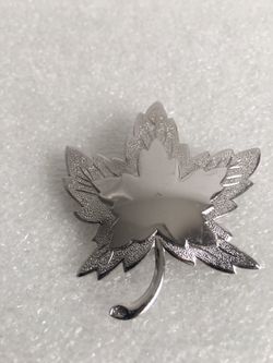 MONET SILVER TONE BROOCH VINTAGE TO FASHION