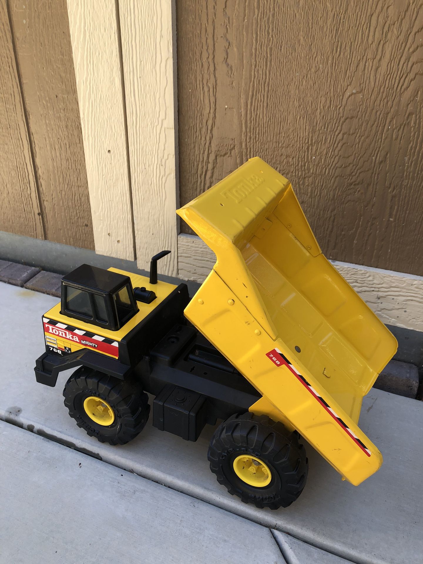 Tonka 1999 Mighty Dump Truck 768