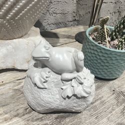 Key Holder~Hide A Key Faux Rock With Frog Yard Decor