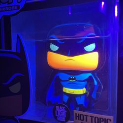 Black Light Batman Funko Pop *MINT* Hot Topic Exclusive Animated Series BtAS DC Heroes 369 with protector