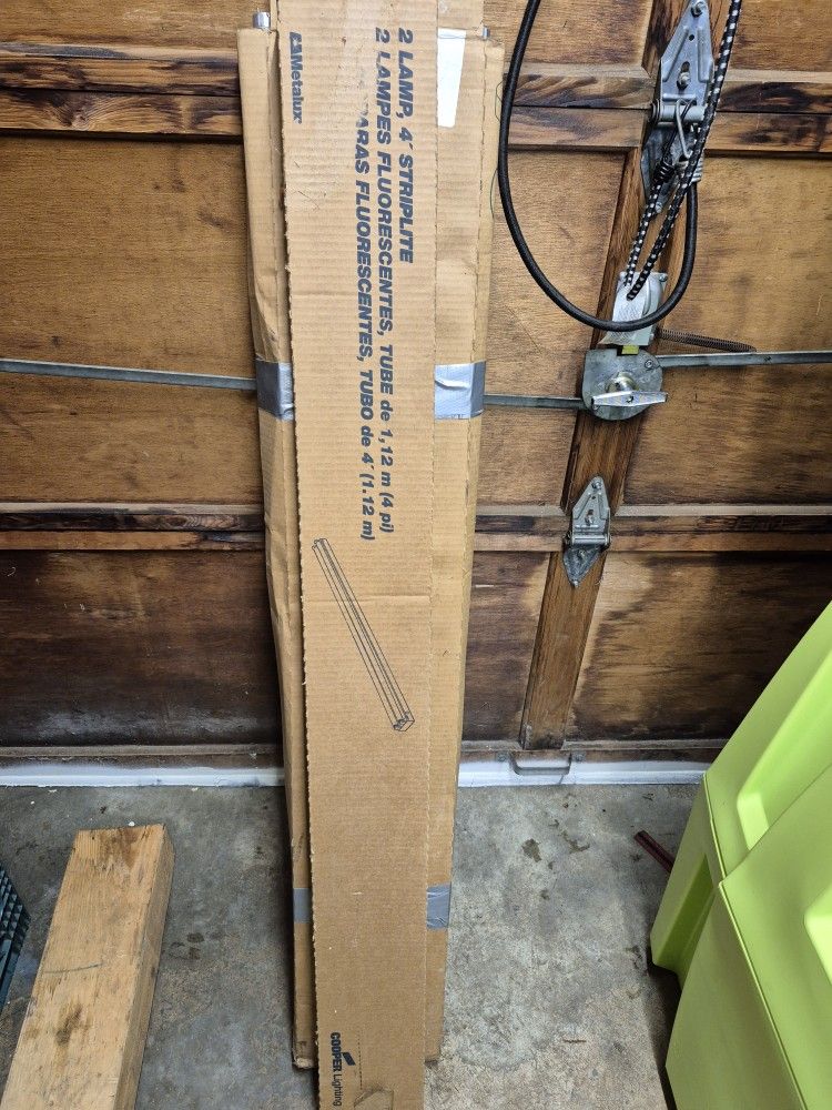 4' Fluorescent light fixture