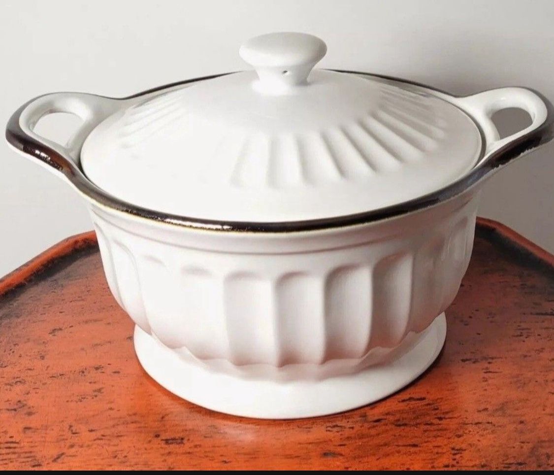 Appetit white stoneware casserole (11" across 5" deep) brand new no box