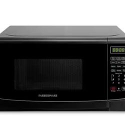 Farberware 900-Watt, 0.9 cu. ft., 19-in., Width Countertop Microwave Oven with LED Lighting and Child Lock, Black