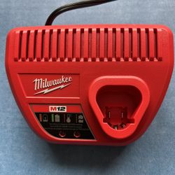 M12 12-Volt Lithium-Ion XC l 4.0 Ah Charger