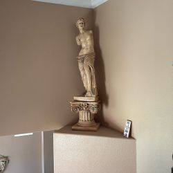 Venus de Milo decorative sculpture on classic pedestal