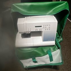 Singer Quantum 9910 Sewing Machine – Like New – Includes Carrying Bag & Foot Pedal