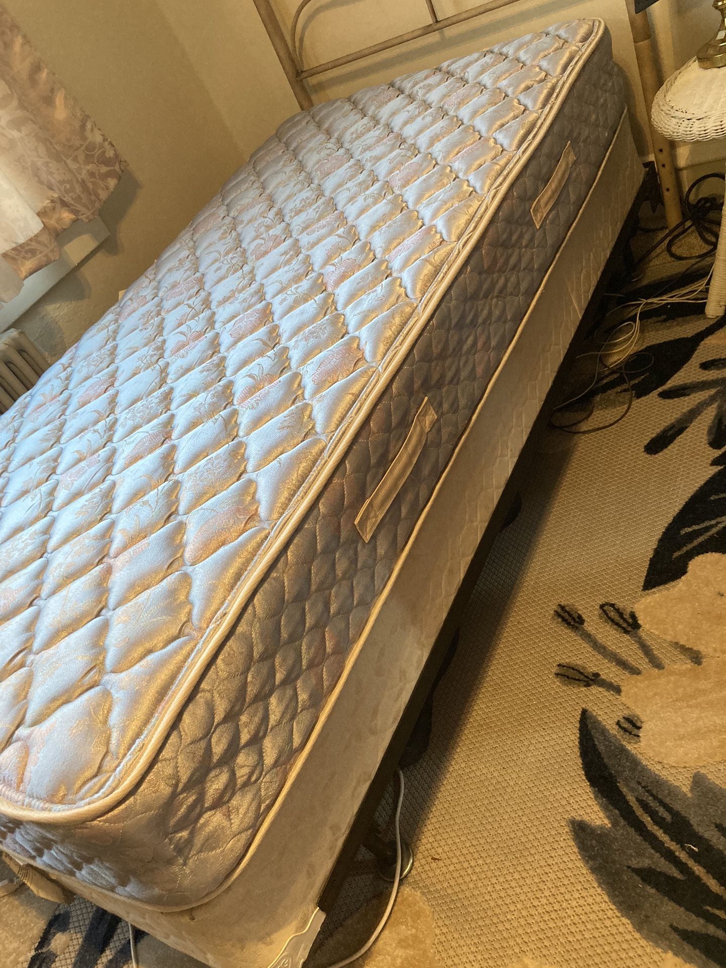 Sealy poster Pedic twin bed