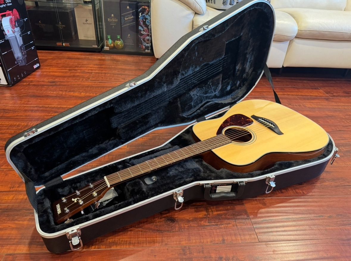 Yamaha FG7OOS Guitar + Gator Heavy duty case+ chromatic tuner 500