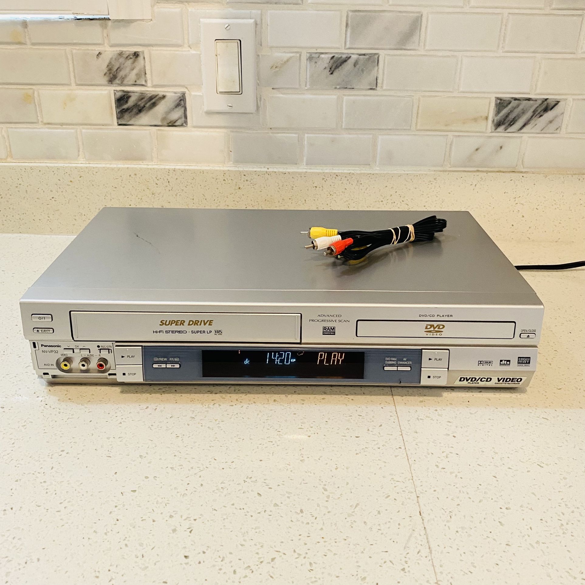 Panasonic NV-VP32 Combo DVD Player/Hi-Fi Super Drive Super LP VHS