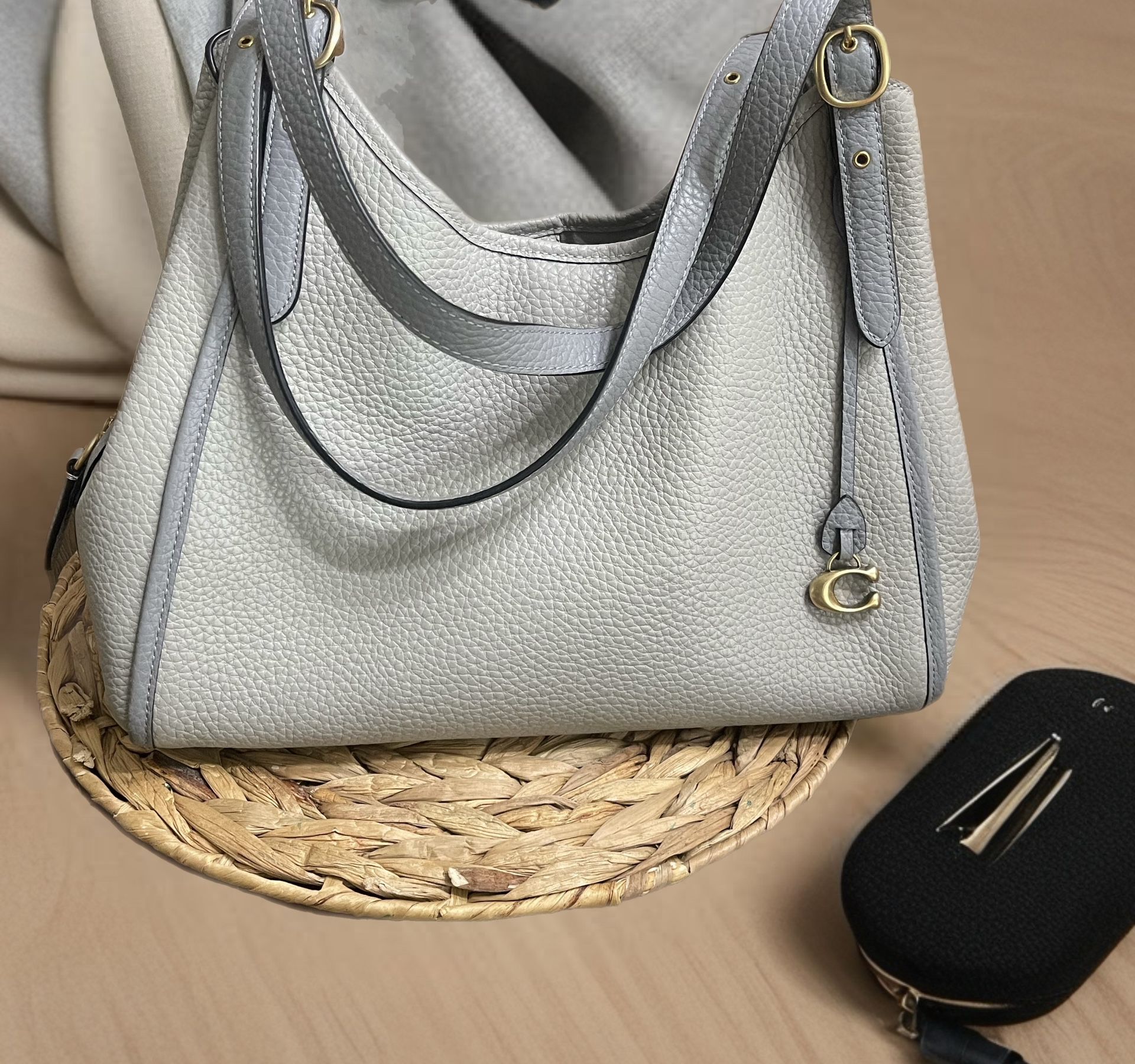 Coach Leather Purse Like New 