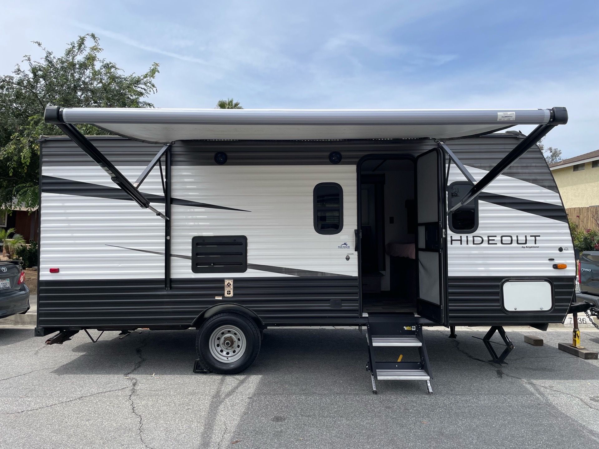 2020 Hideout 18ft Travel Trailer w/Large power slide out.. Electric Awning.Sleeps 6 w/Bed+Queen Bed Sofa.FridgeStoveMicrowaveAC/Heat.Full Bathroom