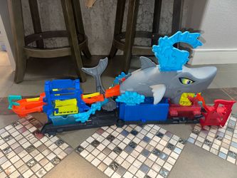 Hot Wheels Ultra Shark Car Wash Toy