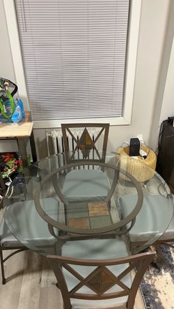 Beautiful Dining Table and 4 Chairs