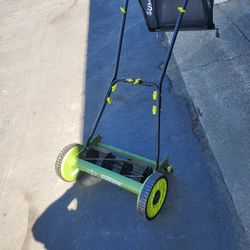 Pushreel Lawnmower  Was $120 With Tax Barely Used  1 Small Clip On Bag Missing Last Picture 