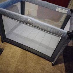 Like New Dream On Me Pack N Play With Bassinet Insert
