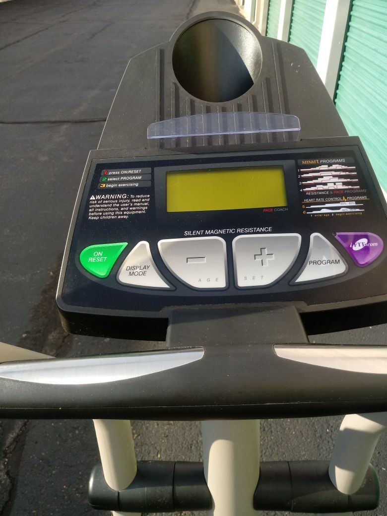 ProForm elliptical stepper excellent condition tracks your progress calories distance speed time heart rate pulse folds for easy transport Del. Poss.