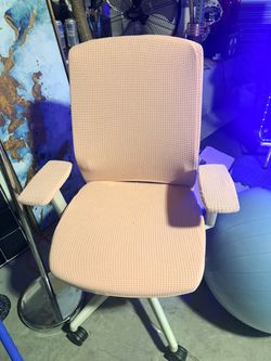 White L desk with chair