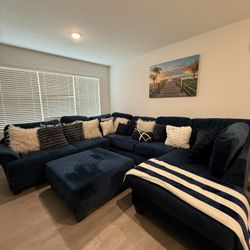 Luxury Navy Blue Sectional Couch Set with Ottoman, Pillows & Throw – Great Condition! 