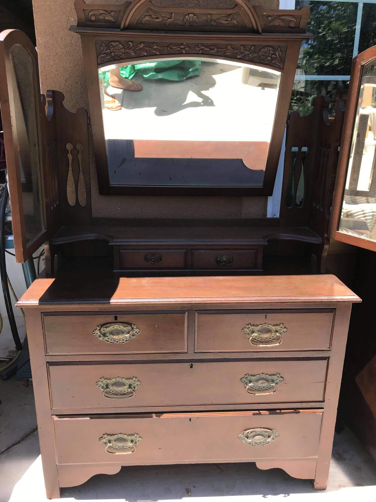 Dresser / Vanity / antique