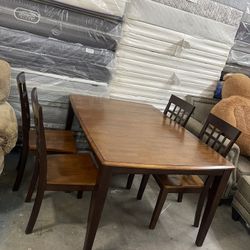 Wood Dinnig Table 4 Chairs 
