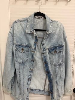 Light Wash Oversized Denim Jacket – https://offerup.com/redirect/?o=R3JpbmdhLmNvbQ==