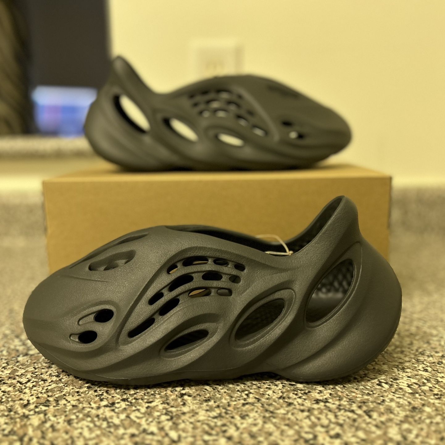 Size‎ 8- adidas Yeezy Foam RNNR Carbon Adidas Yeezy Foam RNNR Carbon | IG5349 main image 2