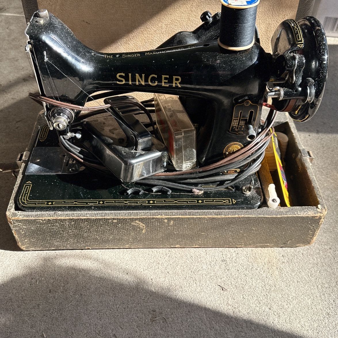 Singer Sewing Machine 