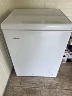 Hotpoint 4.9-cu ft Chest Freezer Convertible to Refrigerator