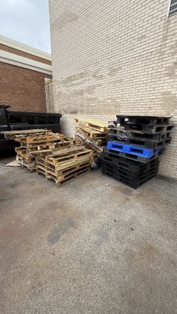 free free wood and plastic pallets