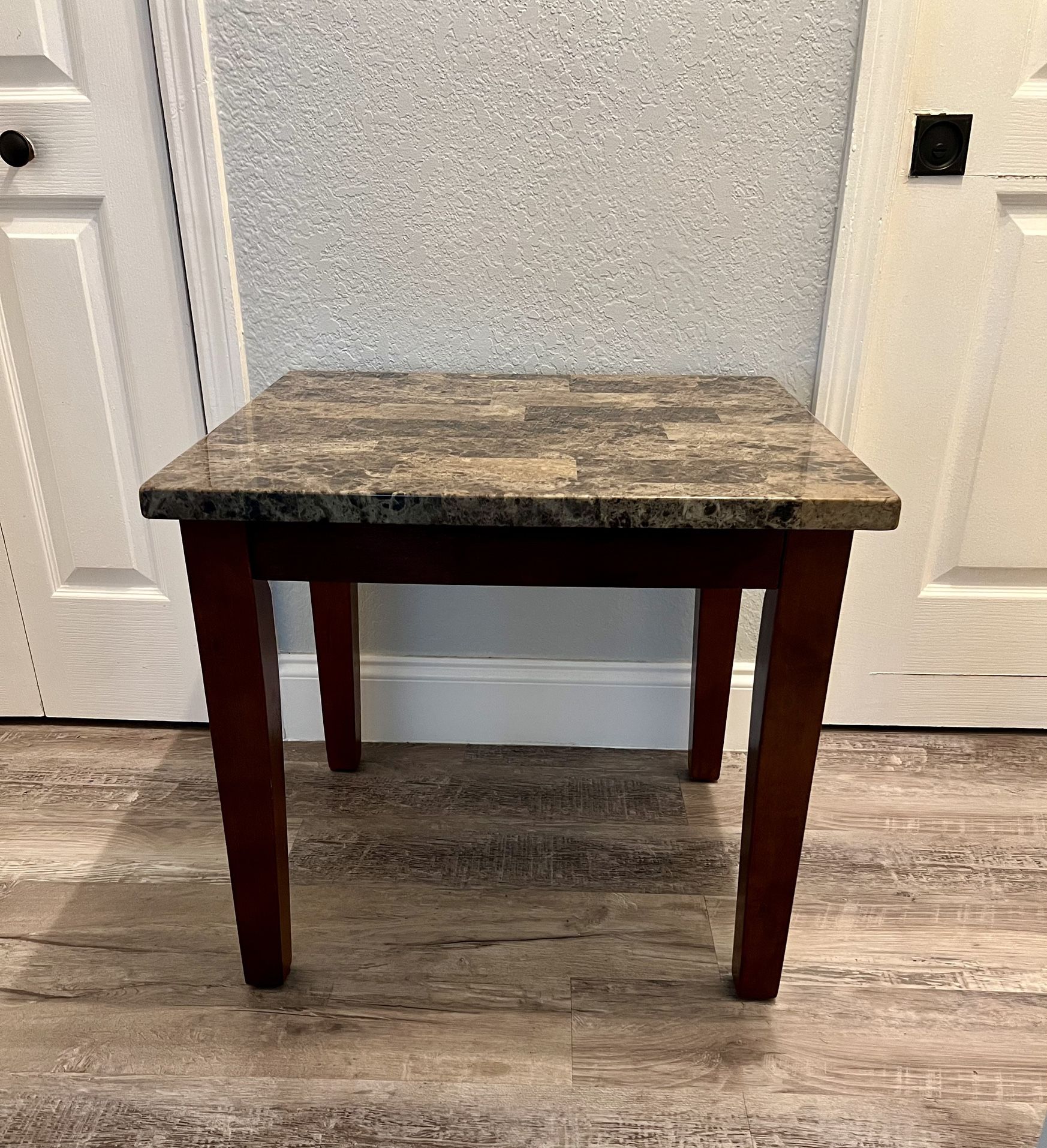 SIDE TABLE / SOFA TABLE / END TABLE $20