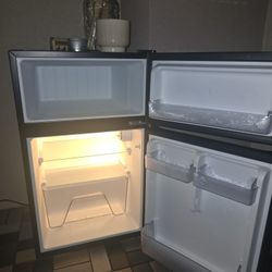 Magic Chef Mini Refrigerator 