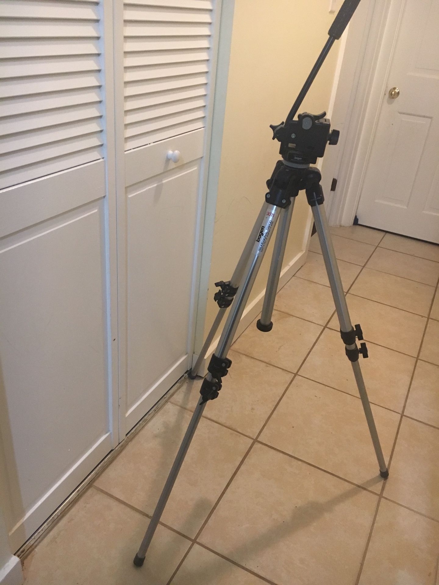 Heavy duty professional tripod