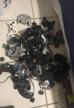 Bunch of ps1/ps2/ GameCube Controllers for parts