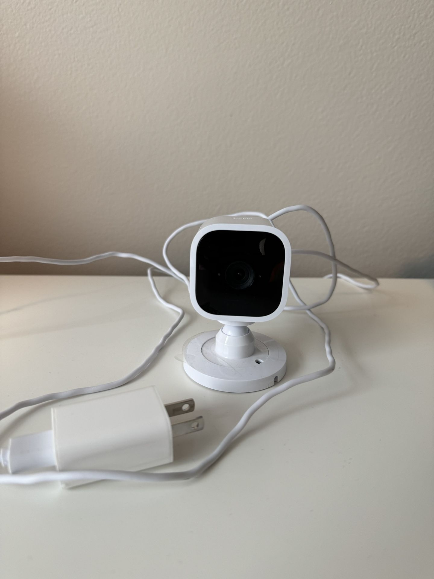 Blink Mini - Compact indoor plug-in smart security camera, 1080p HD video, night vision, motion detection, two-way audio, easy set up, Works with Alex