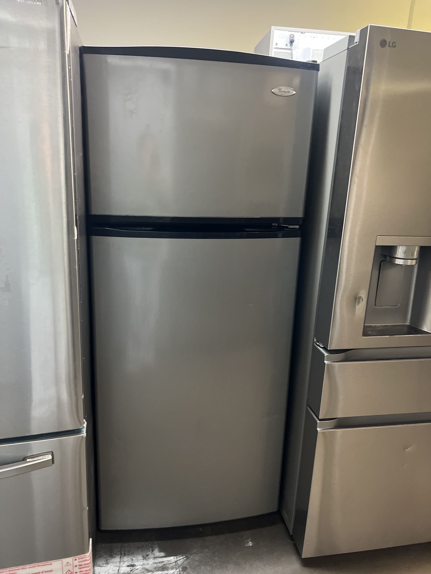 WHIRLPOOL APARTMENT SIZE TOP FREEZER REFRIGERATOR