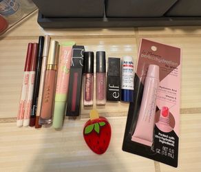 Women’s Makeup Lip Glosses and Lip Liners