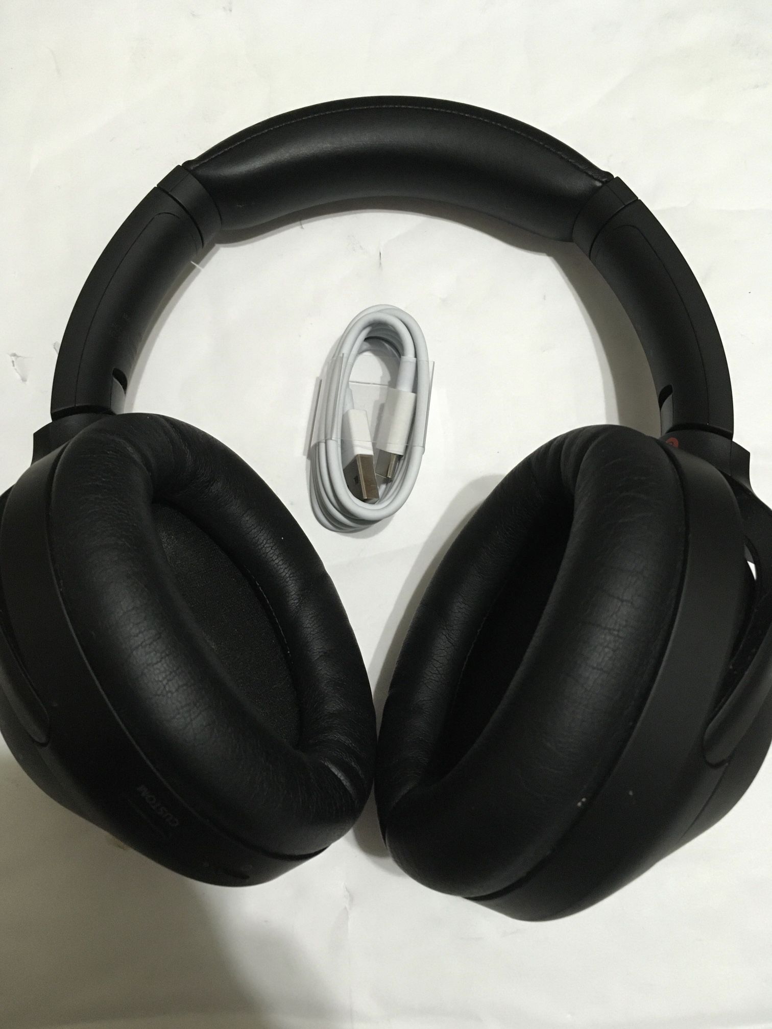  Sony WH-1000XM4 Wireless Over-Ear Active Noise Canceling Headphones- Black   Comes with charging cable . In good working condition   Noise-canceling 