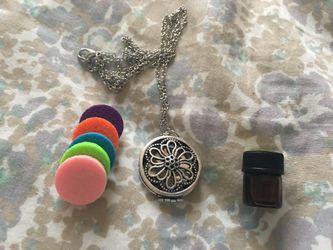 Flower Diffuser Aromatherapy Pendant w/ Washable Pads & 1ml Lavender Essential Oil