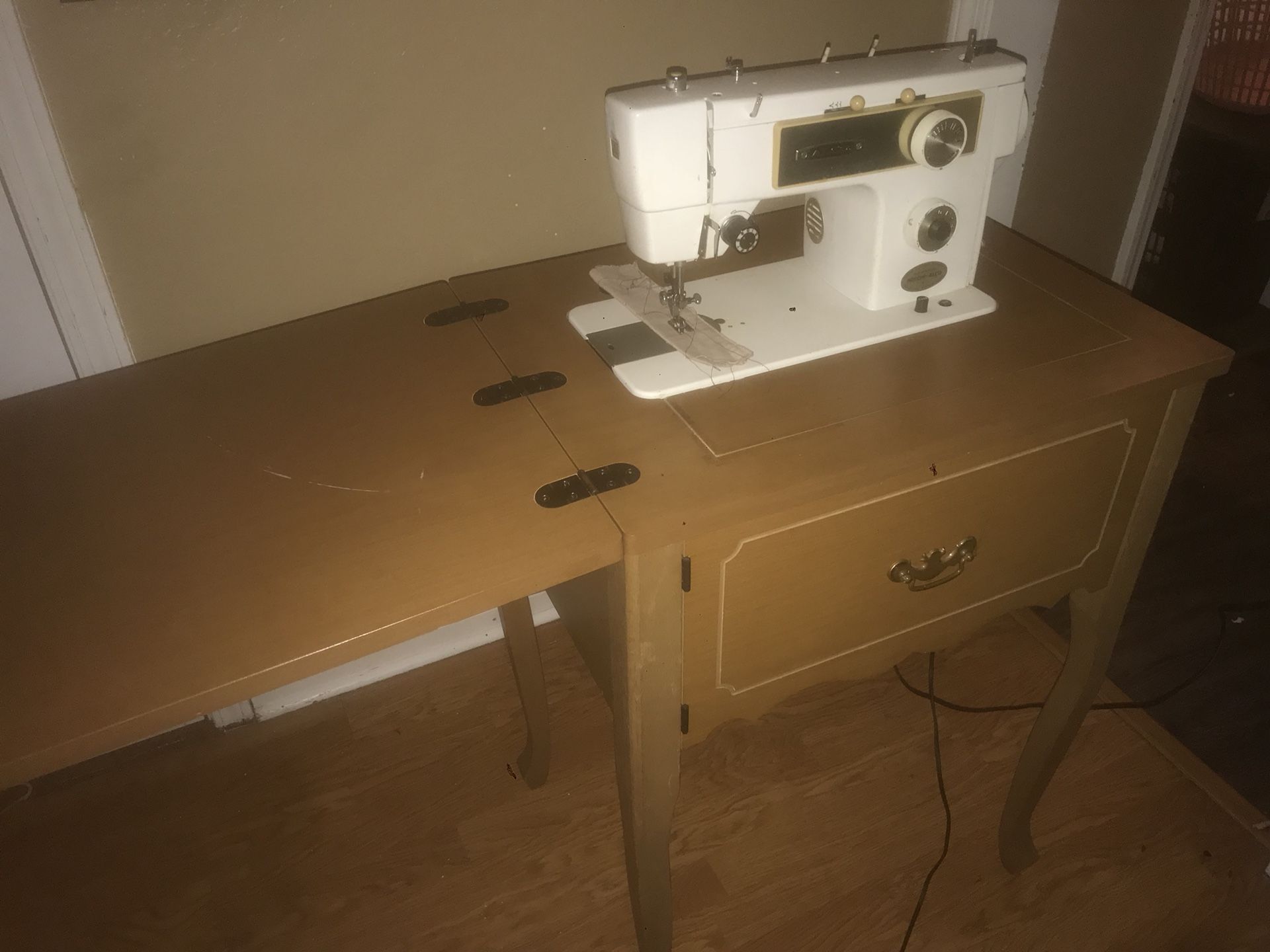 Necchi - Alco A709-3c 06523 vintage sewing machine with table and foot pedal