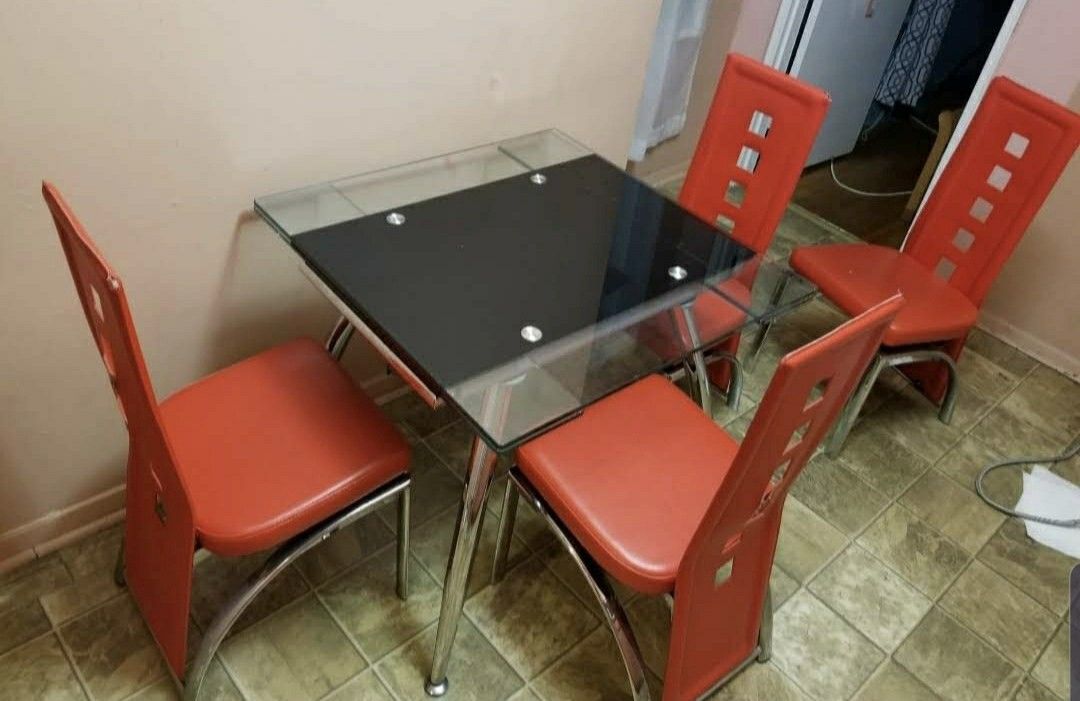 Very Nice Glass Kitchen Table With 4 Chairs .. Chairs Have Damages .. Delivery Available !!